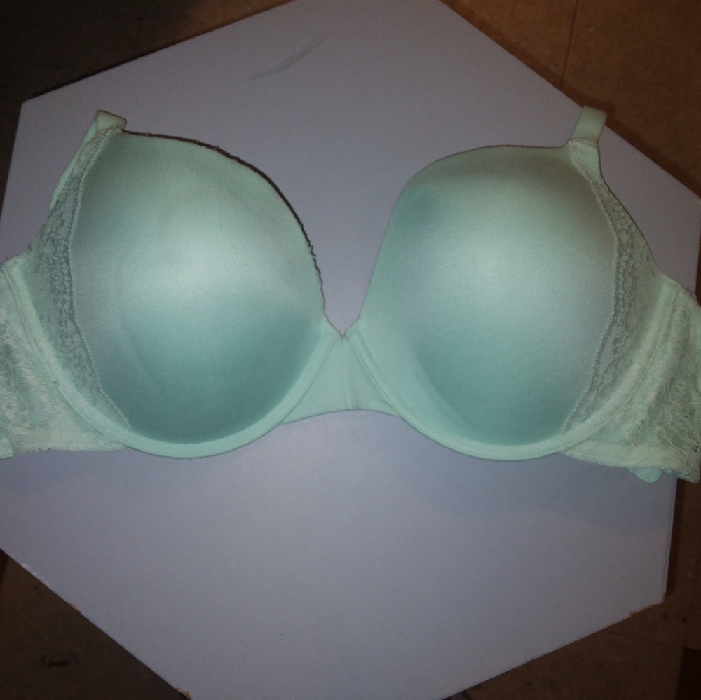 New! Light green with lace bra 38D